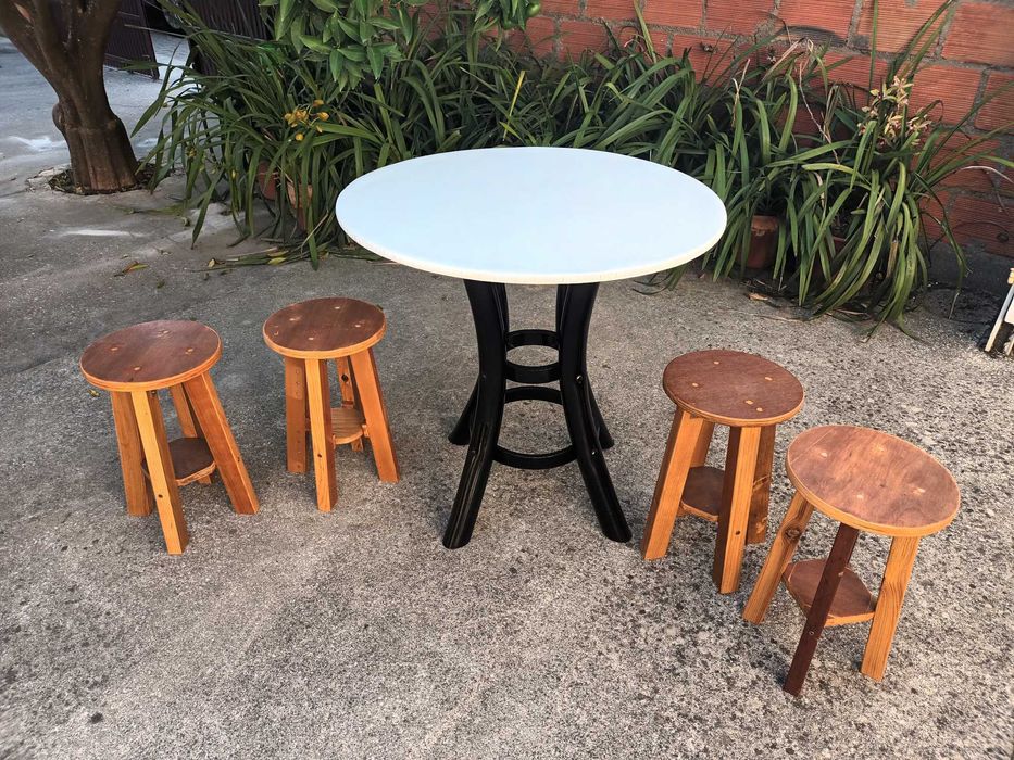 Mesa artesanal + 4 bancos
