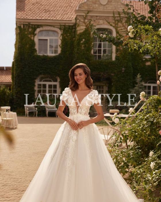 Прокат нових весільних суконь