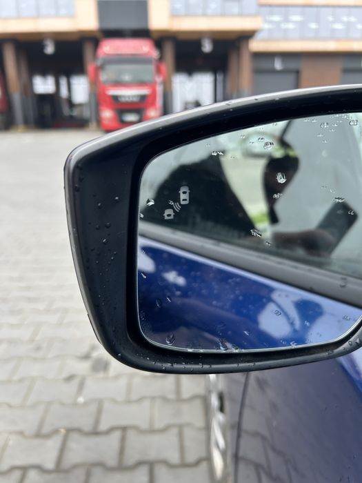 Нісан ліф 2024 року