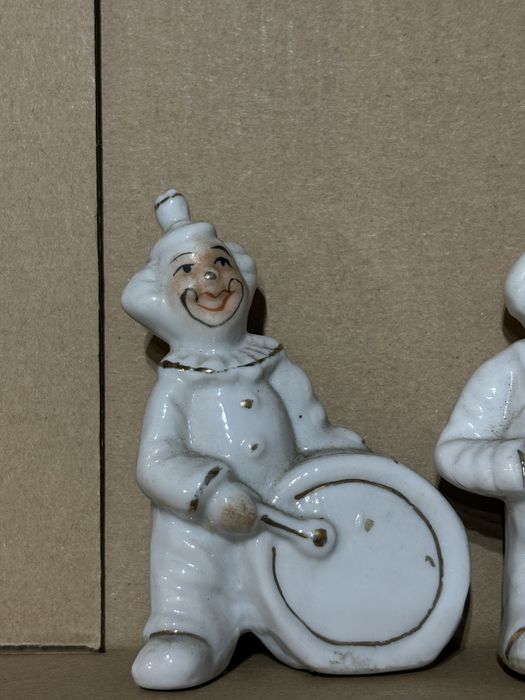 Para klaunów grających antyk