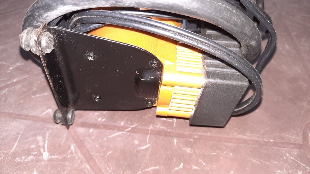 Pompka kompresor samochodowy elektryczny 12V z manometrem