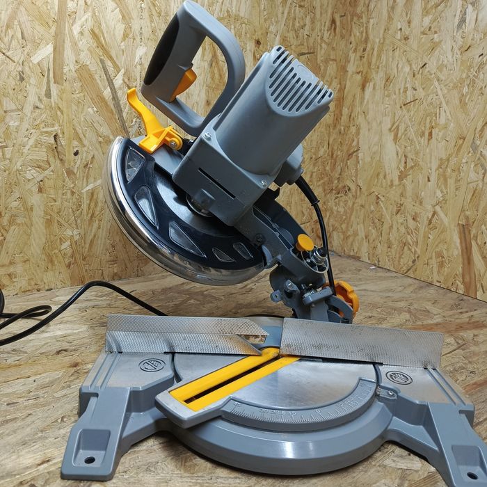 Piła ukosnica  titan 210 mm ttb795 msw