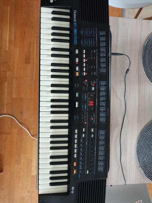 Kultowy Roland E-36 Inteligent Synthesizer po przeglądzie.