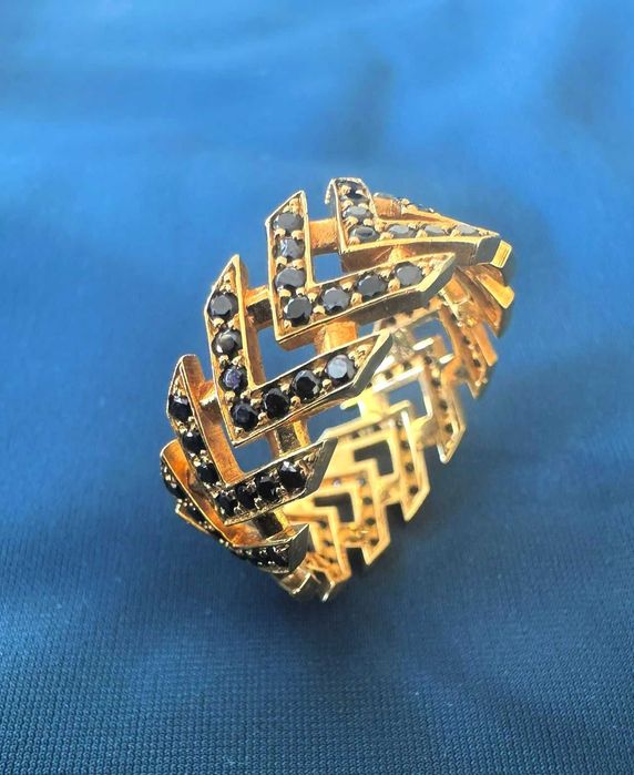 Anel de Design Geométrico em Ouro 19.2k com Pedras Pretas