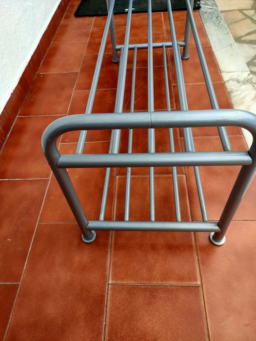 Sapateira em tubo galvanizado pintado de mate