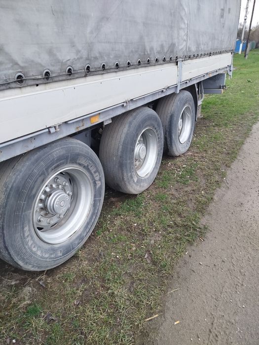 Напівпричіп бортовий тентований