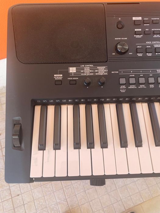 Teclado digital YAMAHA E463 com cavalete