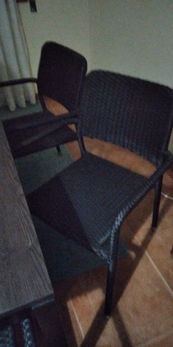 Mesa de sala preta extensível com 6 cadeiras
