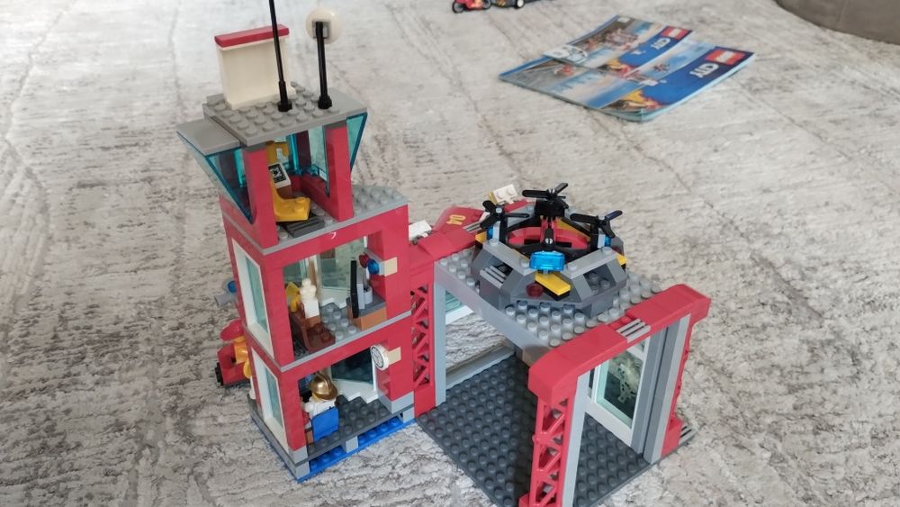 Dwa zestawy LEGO City straż pożarna 60215 i 60214