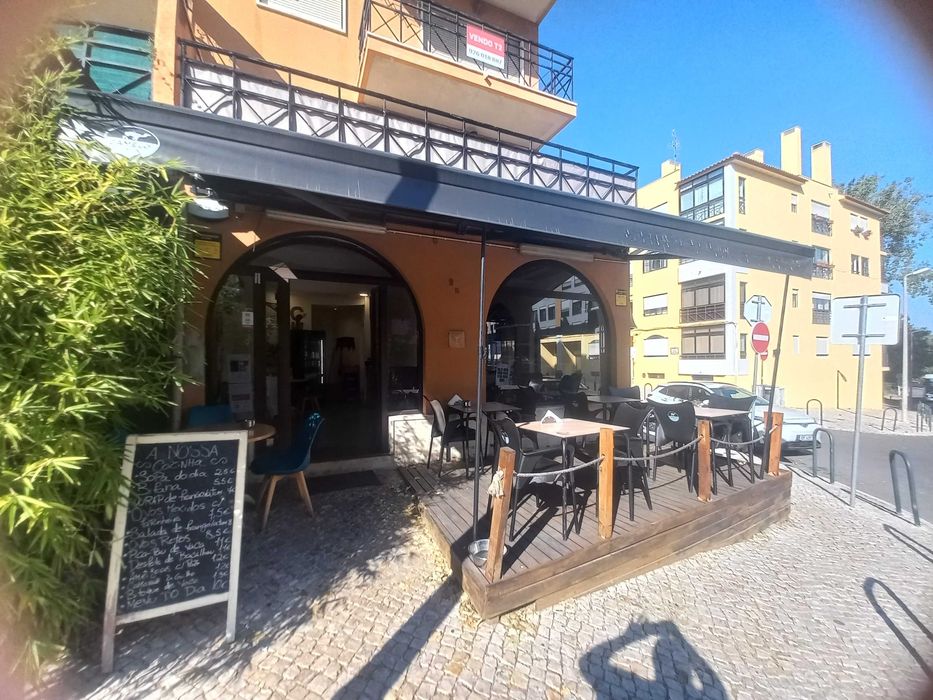 Trespasse de café/snack-bar em pleno funcionamento, localizado na Quinta do Barão, em Carcavelos.