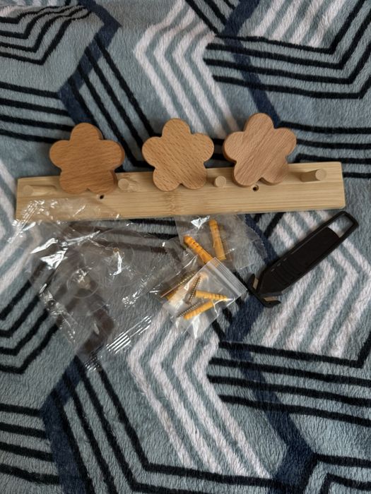 дерев'яна вішалка з трьома гачками у формі квіток