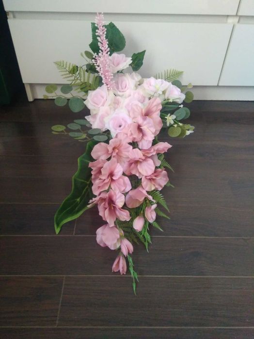 Kompozycja na cmentarz obciążona