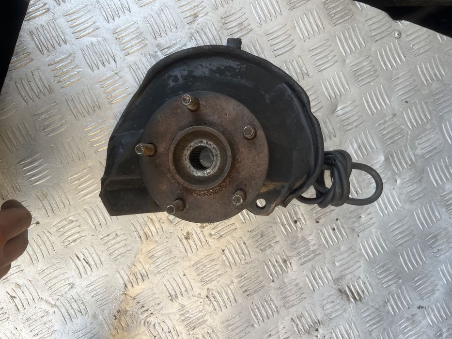 Аутлендер 06 год mitsubishi outlander цапфа кулак