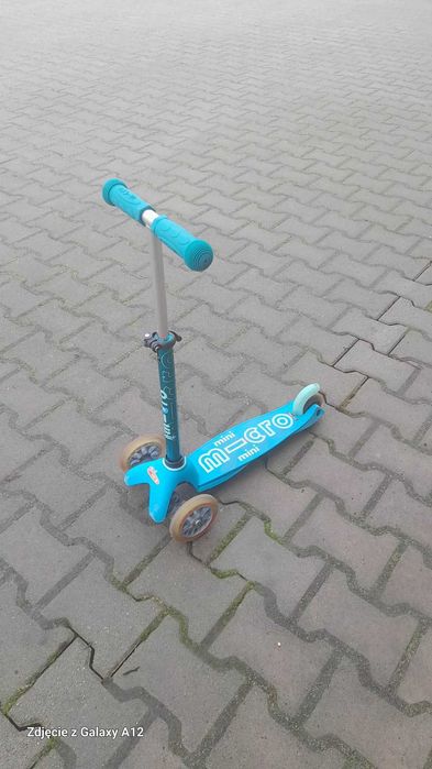 Mini Micro Deluxe niebieska trzykołowa hulajnoga
