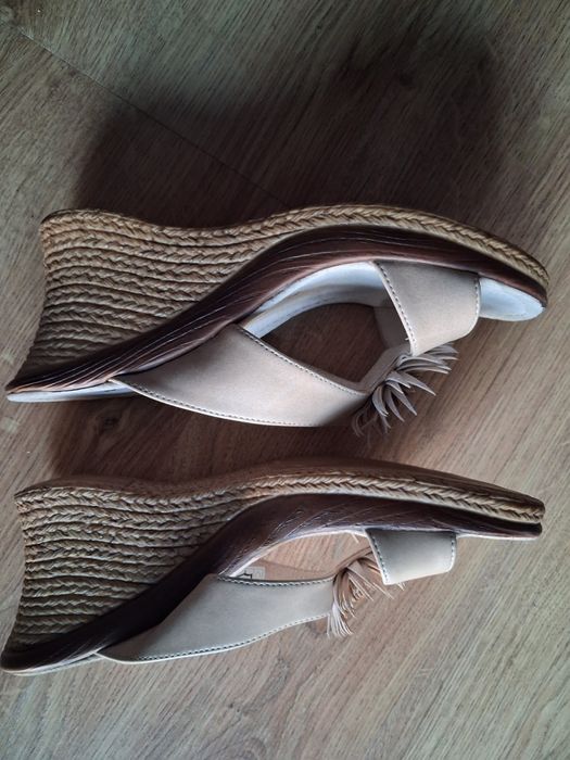 Klapki na koturnie Graf Shoes