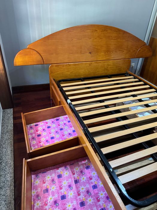 Cama de casal com mesinhas de cabeceira