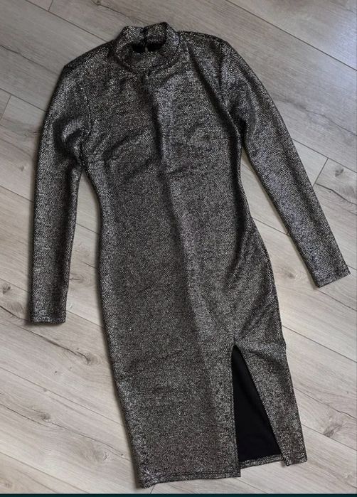 Сукня плаття золотисте святкове з розрізом на нозі . С-М розмір