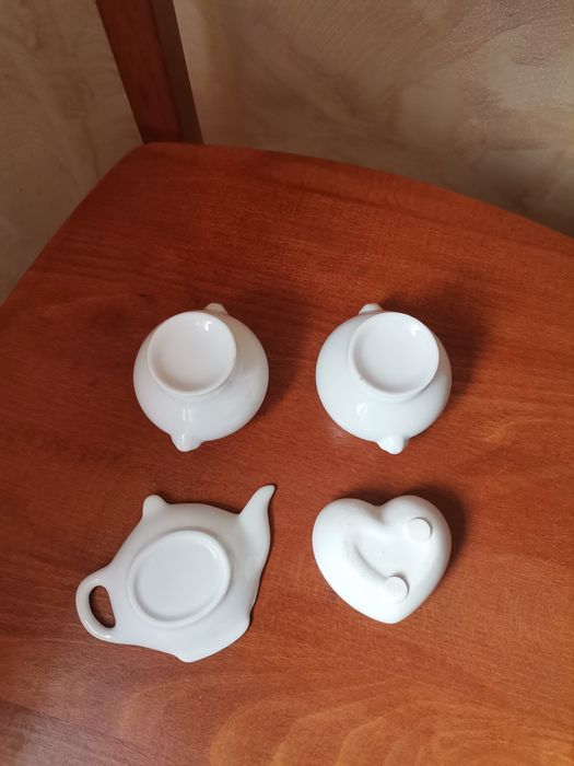 Białe ceramiczne ozdoby