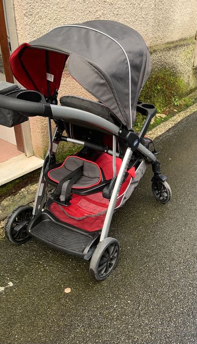 Carrinho de bebé p irmãos em idades próximas.