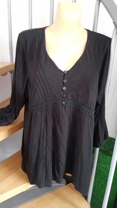 Bluzka z dekoltem w serek tunika czarna guziki 48/50
