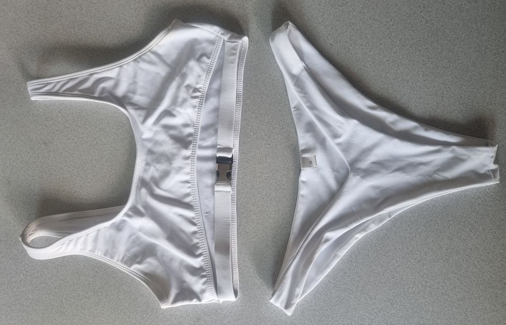 Biale bikini underboob