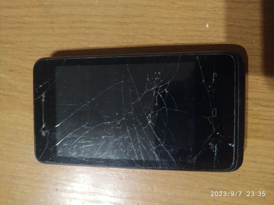 телефон рабочий, треснут  экран, fly