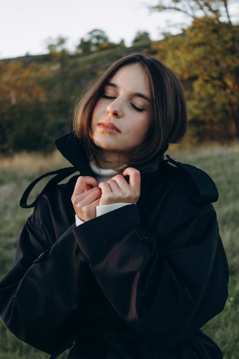 Чорний короткий тренч