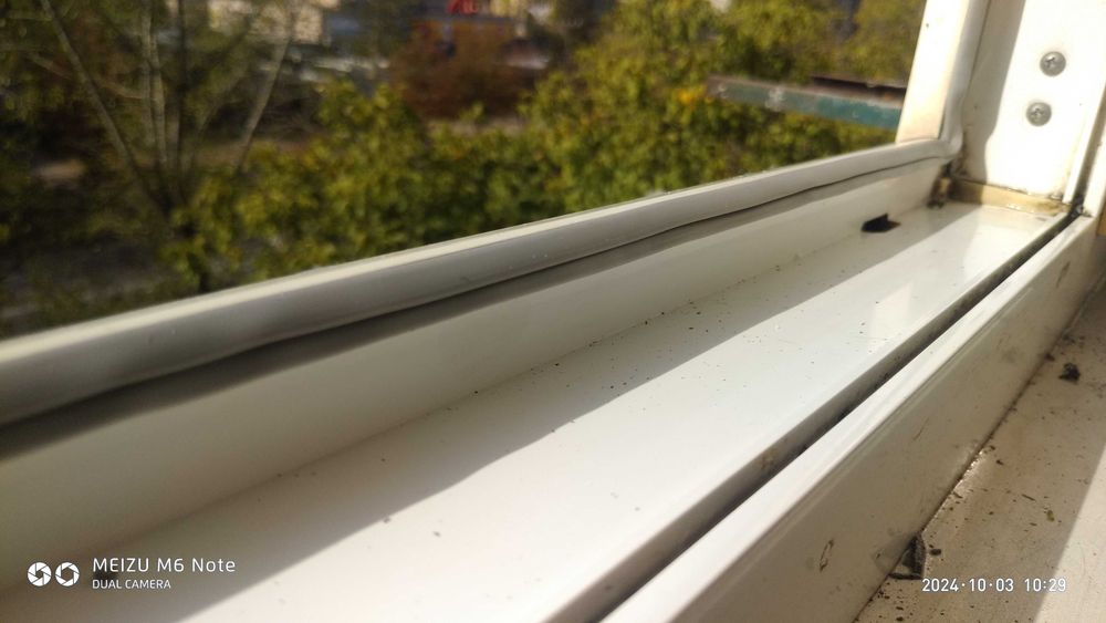 Замена оконного резинового уплотнителя .