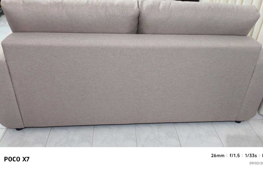 Sofá de tres lugares com Cama