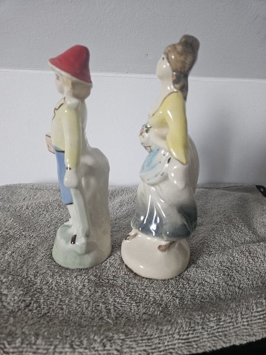 Figurka porcelanowa  chłopiec w czerwonej czapce