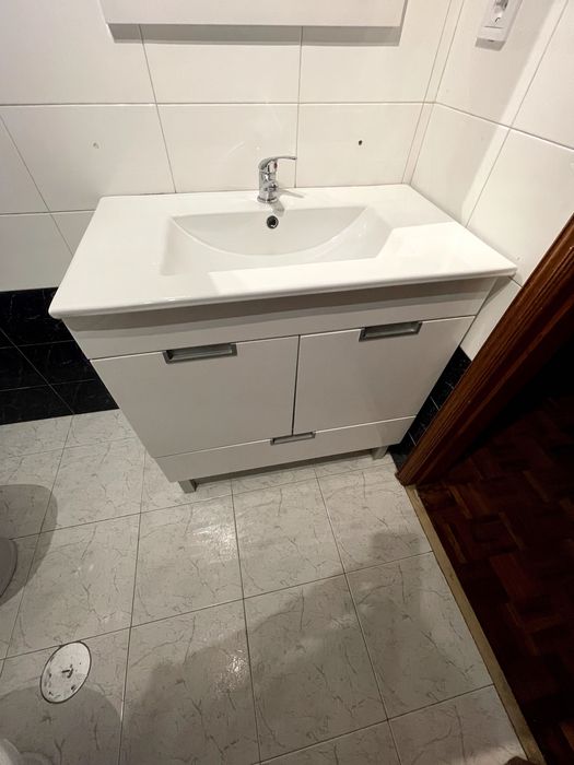 Móvel de Casa de Banho com Lavatório