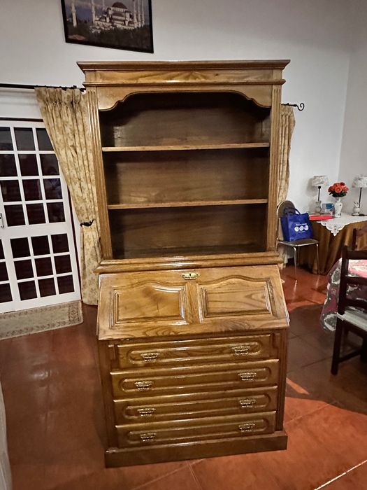 Escrivaninha de madeira - estilo clássico