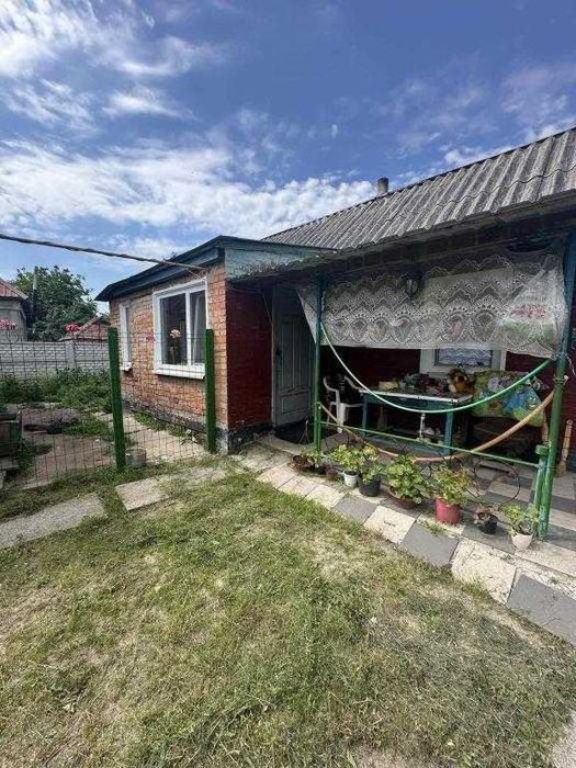 У продажу цегляний будинок поблизу Полтави