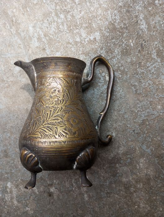 Ciężki dzban z brązu z bogatym ornamentem - 31 cm
