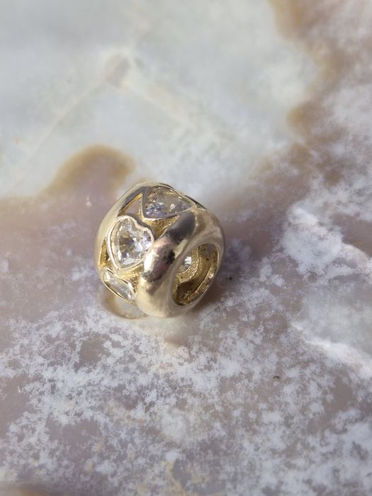 Złoty charms do bransoletek typu Pandora okrągły serce cyrkonie białe