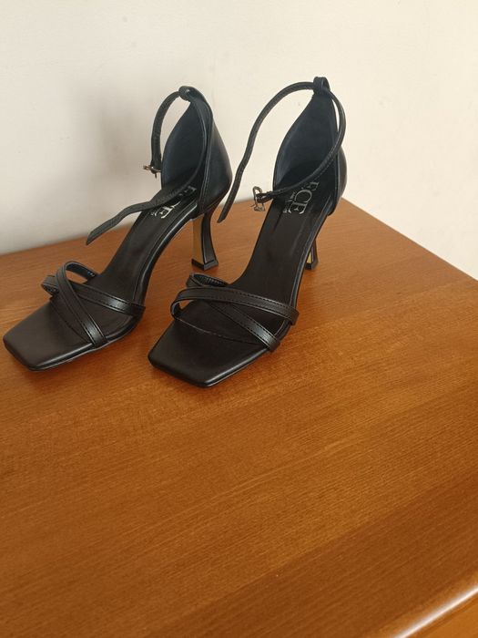 Шкіряні босоніжки