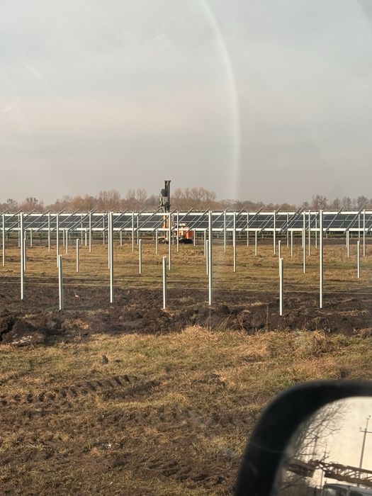 Забиваємо палі під промислові наземні сонячні станціі.
