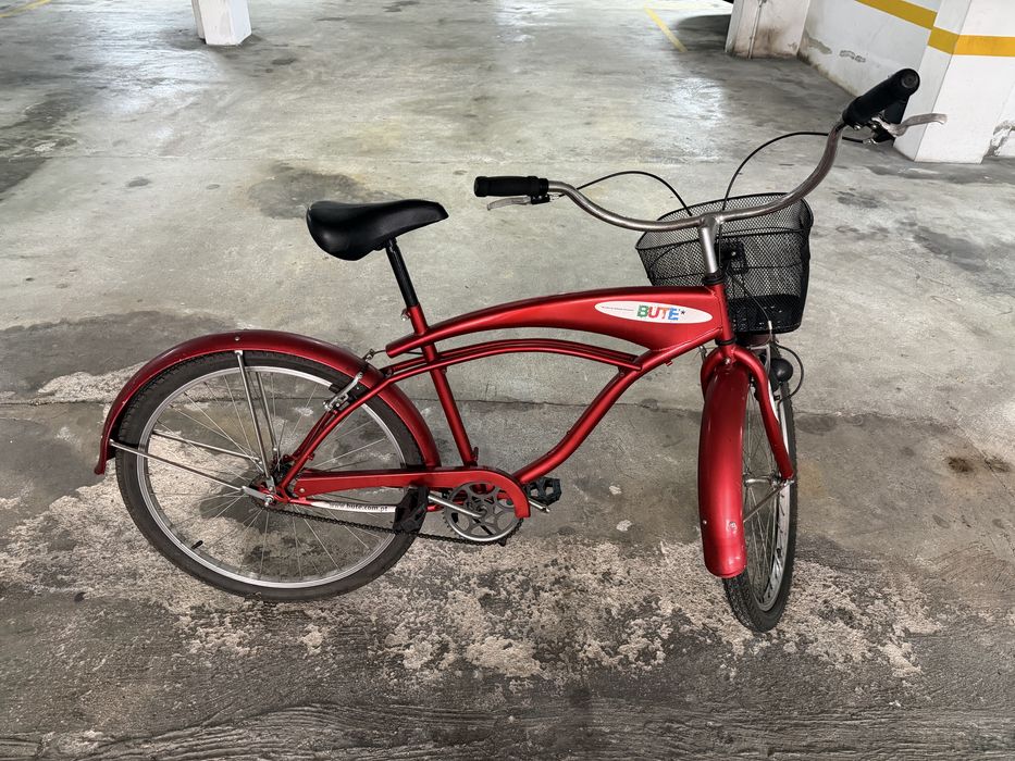 Bicicleta vermelha com cesto