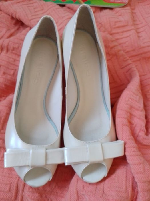 Quer casar?Então case calçada-Sapatos Haity Novos15E-Pochette5EDesde3E