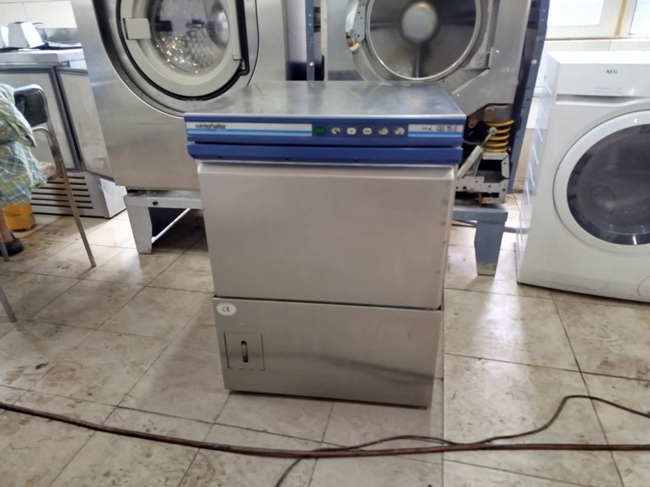 Посудомийна машина Winterhalter GS15e.