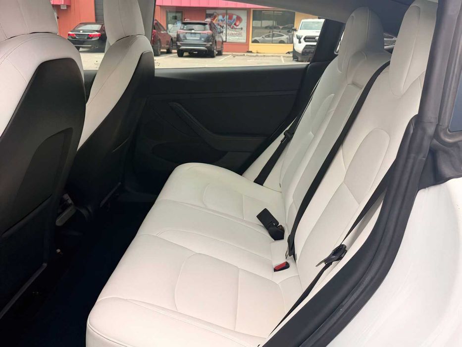 Tesla Model 3 Long Range      2022