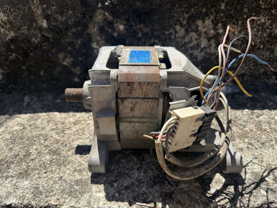 Motor de maquina de lavar roupa a funcionar bem .
