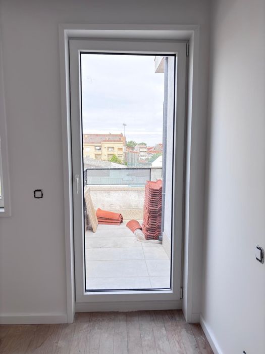 Porta de varanda 1 folha oscilobatente Komerling.Entrega em Mirandela