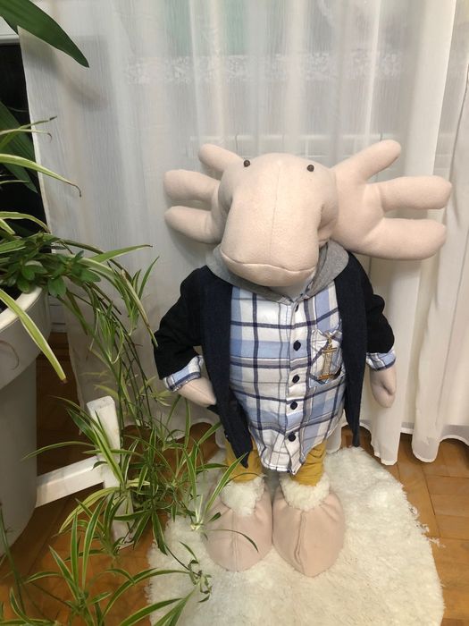 Świąteczny renifer na długich nogach