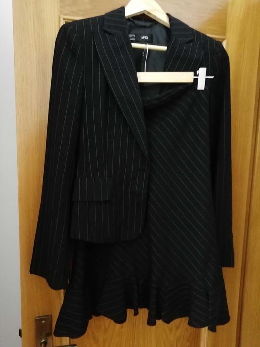 Fato de saia casaco preto com riscas brancas