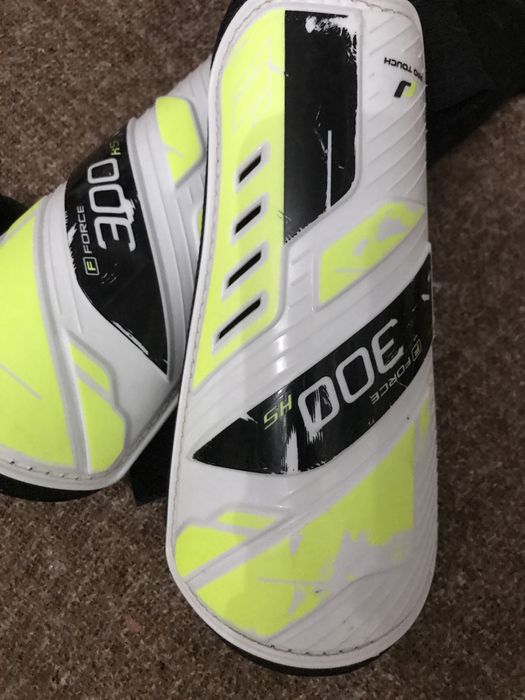 Захисні футбольгі щитки