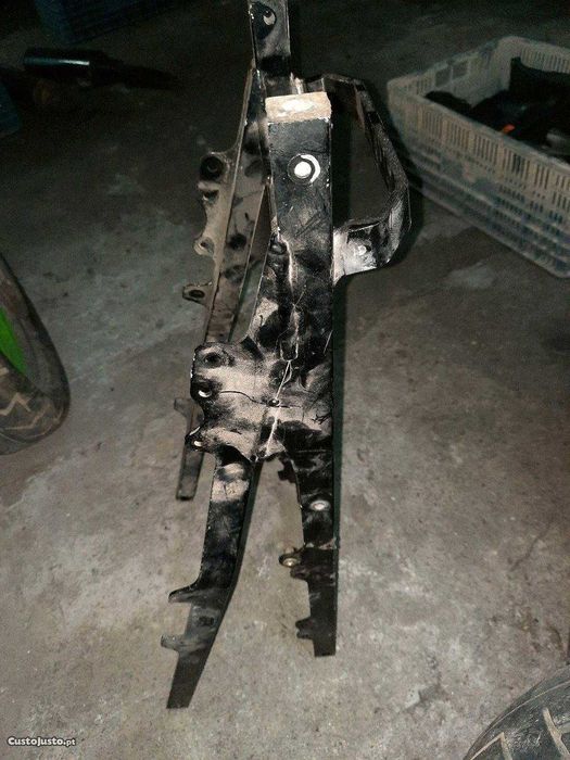 Motor Kawasaki gpx600, rodas e pequenas peças soltas