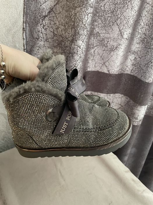 Уги , чобітки для дівчинки (натуральний мєх)