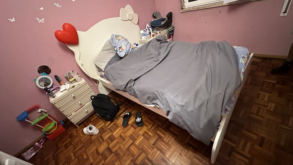 1 cama hellokitty e uma cama alta com secretaria e pequeno guardafato