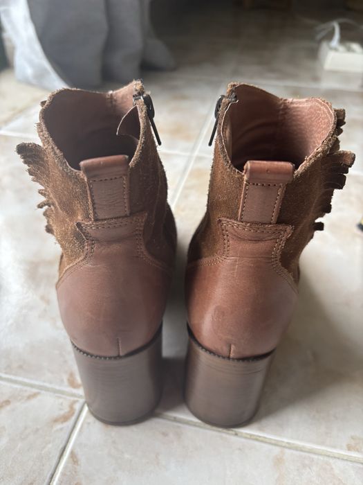 Botas em camurça 38